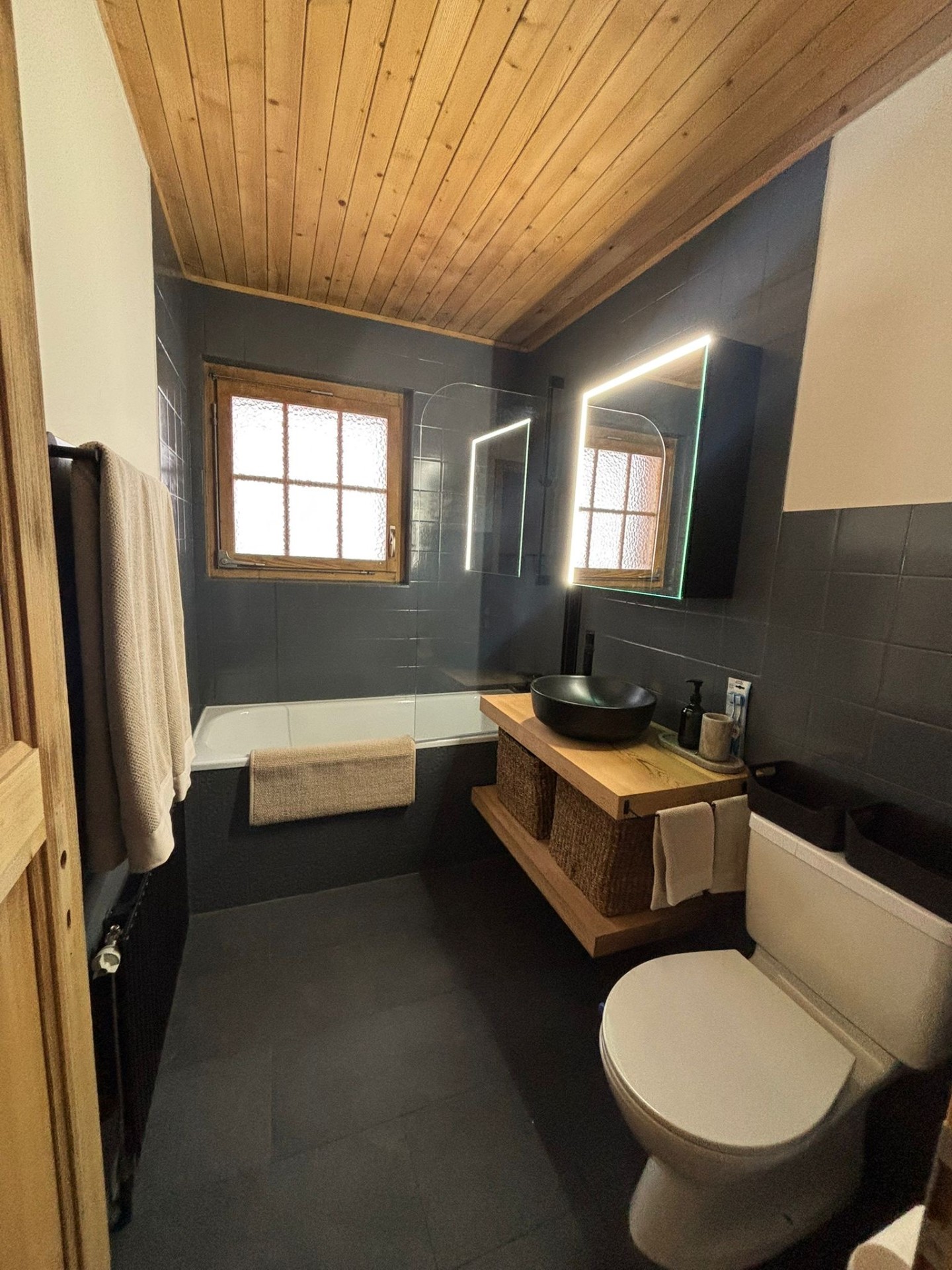 Salle de bain moderne et lumineuse